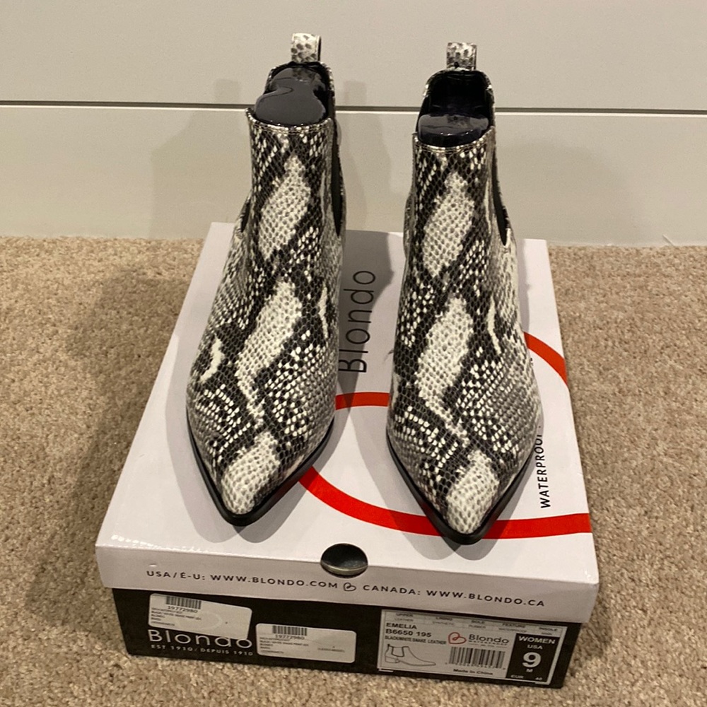 NIB Blondo waterproof leather snake print booties